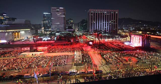 그룹 방탄소년이 지난달 21일 서울 광화문 광장에서 5집 '아리랑' 앨범 발매 기념해 컴백 무대를 선보이고 있다. 광화문의 야경은 넷플릭스를 통해 이날 전세계로 생중계됐다.사진공동취재단