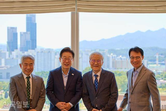 이재명 대통령이 지난해 7월 11일 서울 용산 대통령실 청사에서 열린 언론인 오찬 회동에서 참석자들과 함께 기념촬영을 하고 있다. 왼쪽부터 정규재 전 한국경제신문 주필, 이 대통령, 조갑제 전 월간조선 편집장, 이규연 청와대 홍보소통수석. 청와대 제공