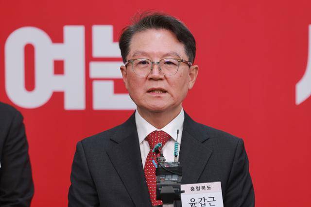 6·3 지방선거 충북도지사에 도전하는 윤갑근 변호사가 11일 서울 영등포구 여의도 국민의힘 중앙당사에서 열린 광역단체장 후보 면접을 마치고 취재진 질문에 답하고 있다. 연합뉴스
