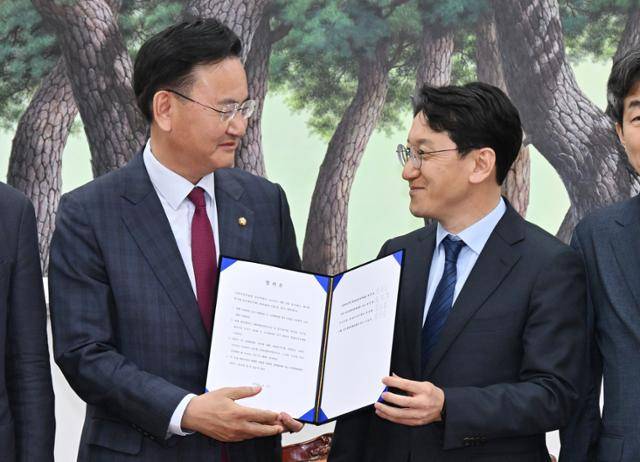 유상범(왼쪽) 국민의힘 원내운영수석부대표와 천준호 더불어민주당 원내운영수석부대표가 17일 국회에서 중대선거구제 도입 등 6·3 지방선거 관련 합의문에 서명한 뒤 기념 촬영을 하고 있다. 민경석 기자