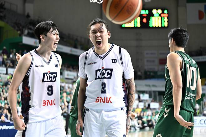 KCC 송교창(9번)과 최준용(2번)이 15일 원주 DB프로미아레나에서 열린 2025~26 LG전자 프로농구 6강 PO 2차전 DB와 경기서 득점 뒤 환호하고 있다. 사진=KBL