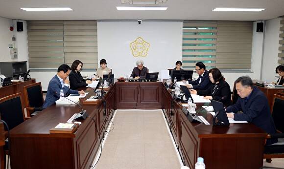 진안군의회 송전선로대책특위가 회의를 갖고 있다. [사진=진안군의회 ]