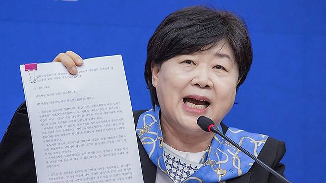 국회 윤석열 정권 정치검찰 조작기소 의혹 사건 진상규명 국정조사특별위원회 위원장인 더불어민주당 서영교 의원이 지난 13일 국회에서 열린 중간보고회에서 이재명 대통령의 대표 시절 국회에 제출한 체포동의안을 들어 보이며 사건들의 연관성에 대해 설명하고 있다. 2026.4.13 [사진=연합뉴스]