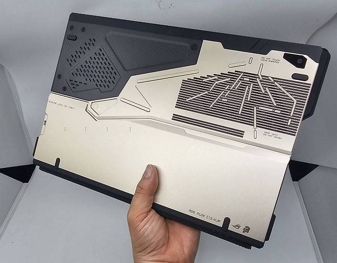 CNC 가공을 거친 알루미늄 소재와 더불어, 가벼우면서도 강도가 높은 카본 파이버(탄소섬유)를 적극 적용했다 / 출처=IT동아