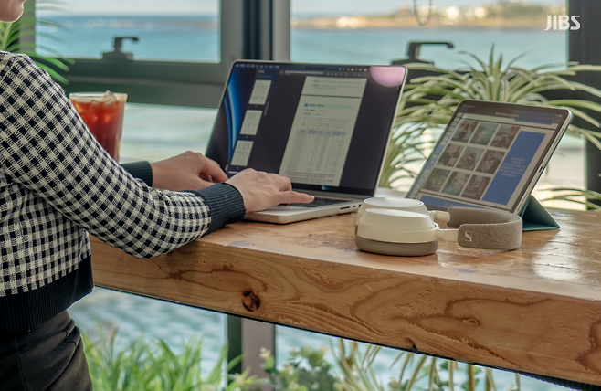 바다를 앞에 두고 작업을 이어가는 모습. 일과 휴식, 체류가 한 공간에서 겹치는 ‘런케이션’의 핵심 장면이다. (제주관광공사)