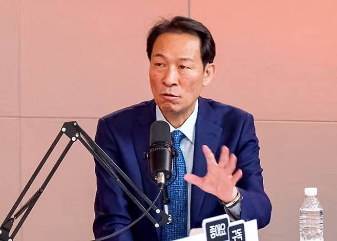 우상호 더불어민주당 강원지사 후보가 16일 서울 상암동 중앙일보 사옥에서 진행된 정치 토크쇼 ‘황현희의 불편한 여의도’에 출연해 질문에 답하고 있다. [사진 ‘불편한 여의도’ 캡처]