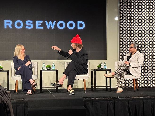 홍콩 예술 관계자들과 함께 작품 설명을 하고 있는 작가 프랭키. 이때도 빨간 비니를 착용했다. 선희연 기자