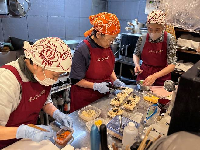 지난 7일 찾아간 일본 미야기현 센다이시에 있는 어르신 식당인 오마치 마치나카식당에서 어르신들이 이날 점심에 판매할 주먹밥을 만들고 있다. 김현예 특파원