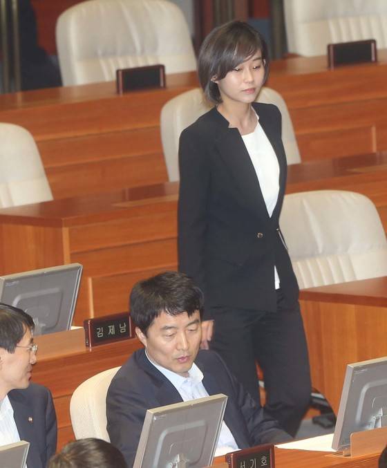 2012년 9월 당시 통합진보당 국회의원이었던 김재연, 이석기 의원이 국회 본회의에 참석해 자리에 앉고 있는 모습. 중앙포토