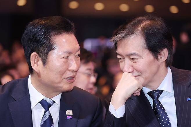 더불어민주당 정청래 대표(왼쪽)와 조국혁신당 조국 대표가 지난달 1일 서울 강남구 코엑스에서 열린 제107주년 3·1절 기념식에서 대화하고 있다. 청와대통신사진기자단