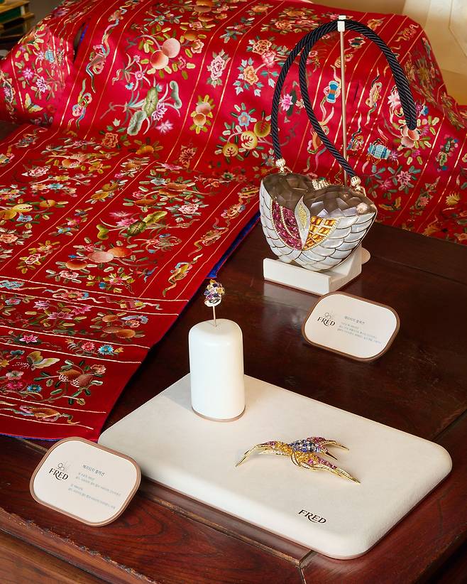 사파이어, 다이아몬드 등을 사용한 프레드의 새 브로치와 자개가 돋보이는 이브닝 백 작품. 사진 프레드