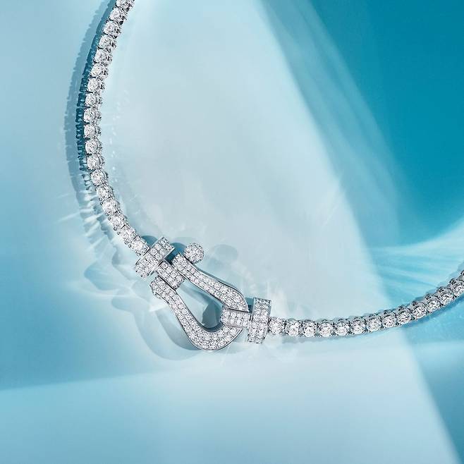 다이아몬드를 풀 파베 세팅한 포스텐 XL 네크리스. 메종의 상징이라 할 수 있는 포스텐 버클의 위용이 압도적이다. 사진 프레드