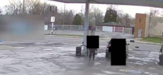 지난 13일(현지시간) 미국 미시간주 디트로이트 북부 햄트램크의 한 주유소에 있는 납치범의 모습. 사진 WXYZ 캡처