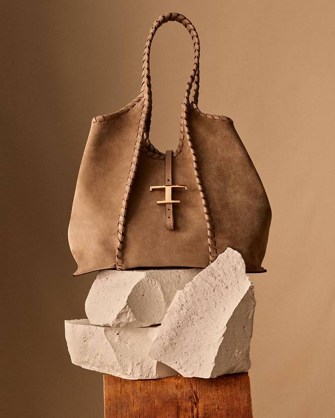 토즈는 T 타임리스 쇼퍼 백을 파시미 스웨이드 버전으로 선보였다. 스트랩에는 스티칭 디테일을 더했다. 사진 토즈