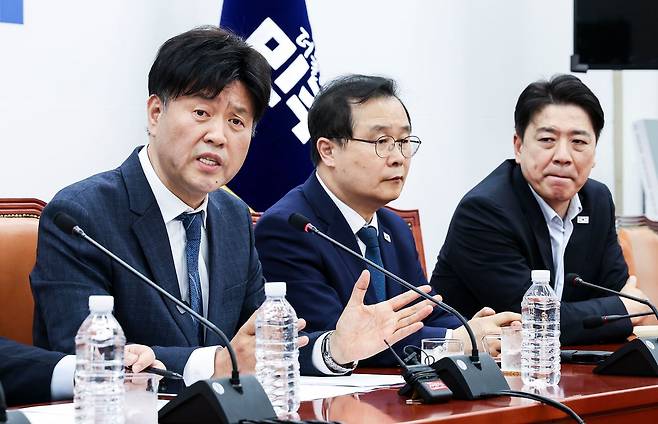 김용 전 더불어민주당 민주연구원 부원장이 13일 오후 국회에서 대장동 사건 정치검찰 조작기소 관련 기자간담회에 참석해 발언하고 있다. 김성룡 기자