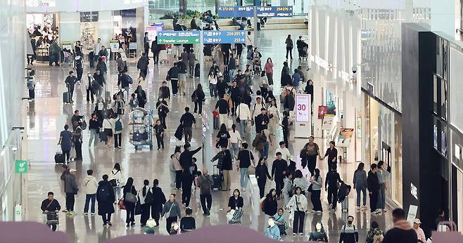 설날을 하루 앞둔 2월 16일 인천국제공항 2터미널에 출국자들로 북적이고 있다. 뉴스1