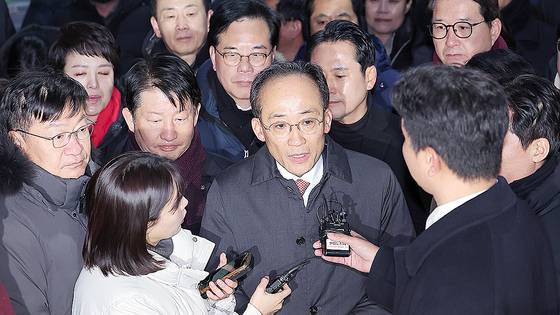 추경호 국민의힘 의원이 지난해 12월 3일 새벽 구속 영장이 기각된 후 경기도 의왕시 서울구치소를 나서며 인터뷰를 하고 있다. 뉴스1