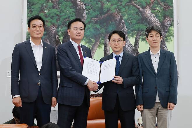 천준호 더불어민주당 원내운영수석부대표(오른쪽 두번째)와 유상범 국민의힘 원내운영수석부대표(왼쪽 두번째)가 17일 국회에서 6·3 지방선거와 관련해 합의를 마친 뒤 기념 촬영하고 있다.   왼쪽은 국회 정치개혁특별위원회 야당 간사인 서일준 국민의힘 의원, 오른쪽은 정개특위 여당 간사인 윤건영 민주당 의원. 연합뉴스