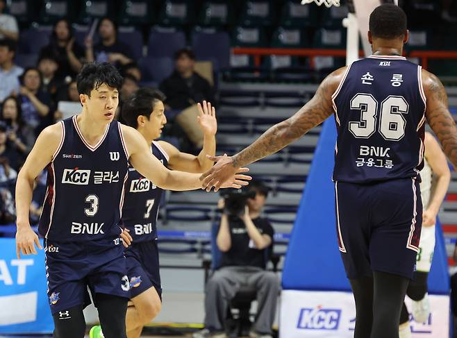 하이파이브를 나누는 KCC의 허웅(왼쪽)과 숀 롱. 연합뉴스