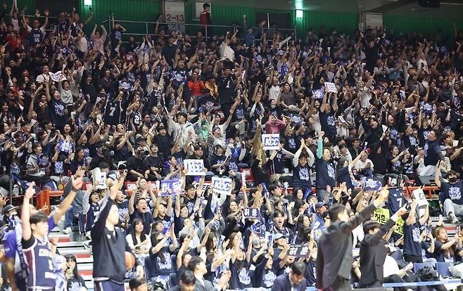 4쿼터 막판 승리가 굳어지자 뜨겁게 환호하는 KCC 홈 팬들. 연합뉴스