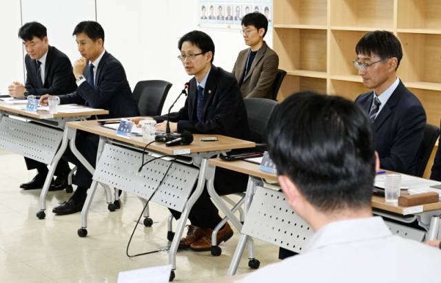 ▲ 백승보 조달청장이 16일 강원지방조달청을 방문, 강원지역 청년·사회적 기업관계자들과 간담회를 가졌다.  김정호 기자