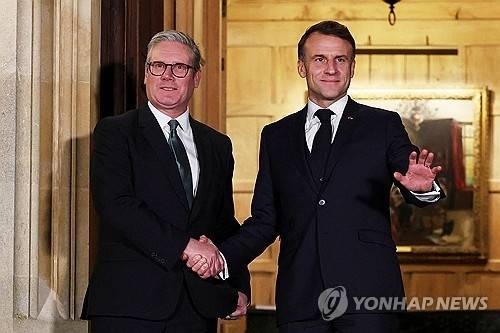▲ 스타머 영국 총리와 에마뉘엘 마크롱 프랑스 대통령. [AP 연합뉴스 자료사진. 재판매 및 DB 금지]
