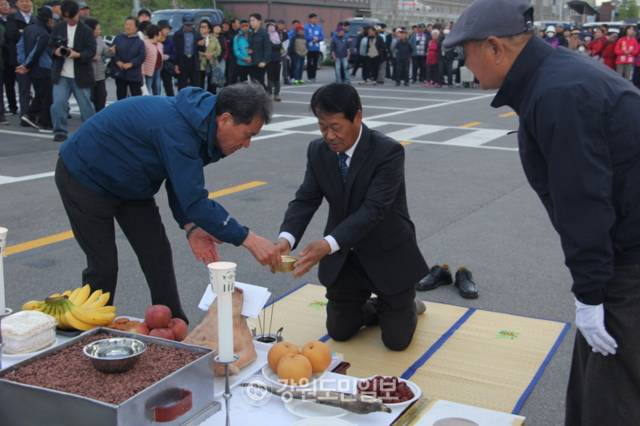 ▲ 지경식 원주시 농업인 새벽시장 협의회장은 17일 원주천 둔치에서 새벽시장 번영을 기원하는 고사를 지냈다.