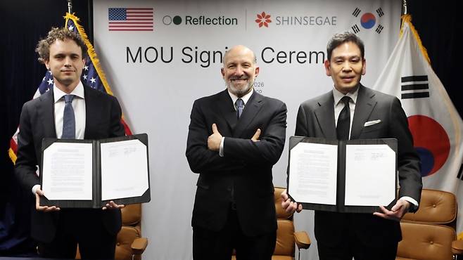 왼쪽부터 미샤 라스킨 리플렉션AI CEO, 하워드 러트닉 미국 상무부 장관, 정용진 신세계그룹 회장. 사진=신세계