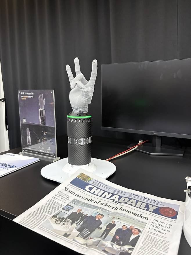 중국 베이징 창핑구 미래과학성로봇산업단지 내 월천방생(웨취안팡성)은 휴머노이드(인간형) 로봇 상용화의 핵심으로 꼽히는 로봇 손 개발에 주력하고 있다. 베이징=김은정 특파원