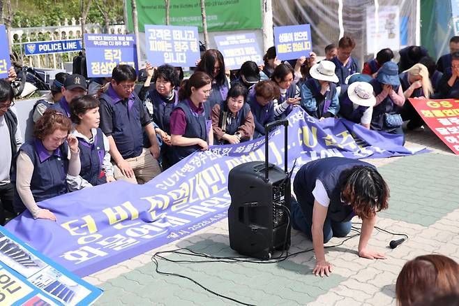 김미연 CU가맹점주연합회 회장과 점주들이 16일 서울 여의도 국회 앞에서 기자회견을 열고 화물연대 파업 중단을 호소하고 있다.  /CU가맹점주연합회 제공