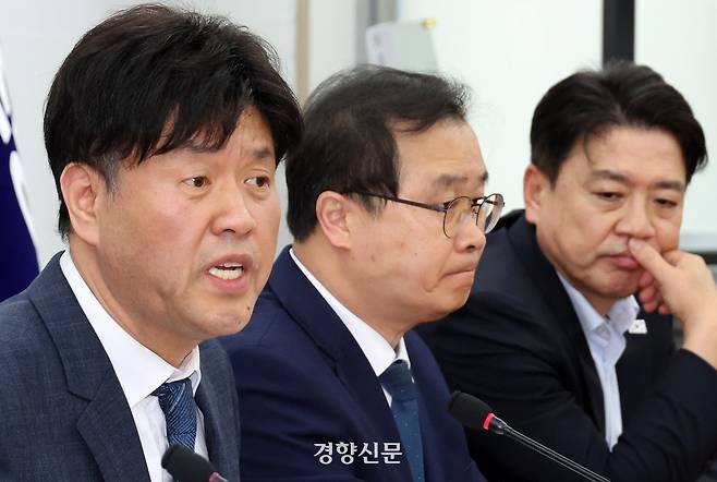 김용 전 민주연구원 부원장(왼쪽)이 지난 13일 국회에서 연 정치검찰 조작기소 관련 기자간담회에서 발언하고 있다. 박민규 선임기자