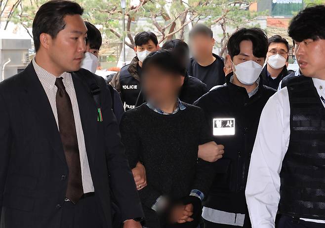 지난 15일 새벽 용산구 서울시교육청 옥상에서 복직을 요구하며 고공농성을 벌인 지혜복씨를 위해 건물 입구를 막은 혐의를 받는 민주노총 서비스연맹 고진수 세종호텔지부장 등이 17일 서울 마포구 서울서부지법에서 열린 구속 전 피의자 심문에 출석하고 있다. 연합뉴스