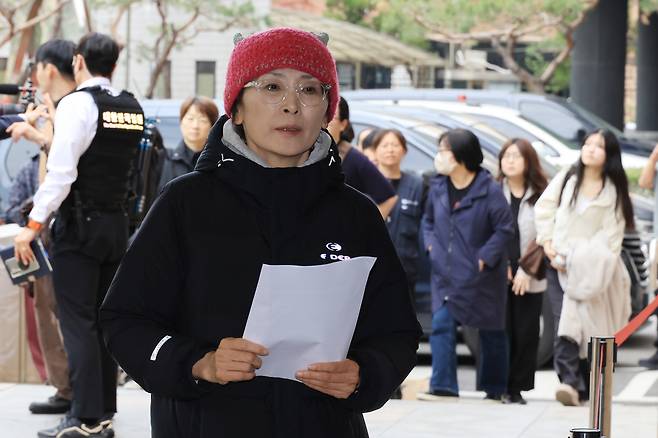 해직교사 지혜복씨와 관련 단체 회원들이 17일 서울서부지법에서 열린 ‘해임교사 복직’ 동조 시위중 경찰에 연행된 세종호텔 노조지부장 등의 구속심사 방청을 위해 법정으로 들어서고 있다. 연합뉴스