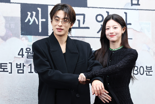 Actors Koo Kyo-hwan, left, and Go Youn-jung pose at the press event for JTBC's new weekend drama "We Are All Trying Here" at the Stanford Hotel in Seoul's Mapo-gu on Friday. (Yonhap)