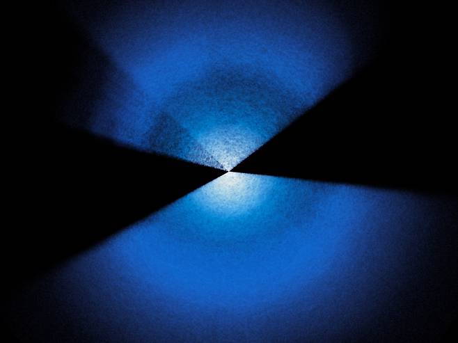 DESI가 5년 동안 구축해 온 우주 지도의 모습. 지구는 쐐기 모양의 중심에 있으며, 각 점은 은하를 나타낸다. 한국천문연구원