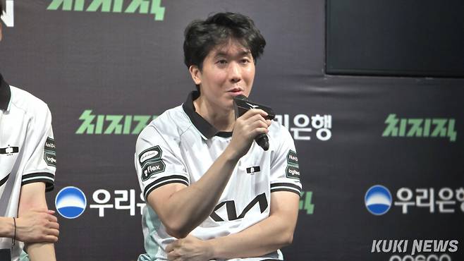 ‘씨맥’ 김대호 감독이 17일 오후 7시 서울 종로구 롤파크 LCK 아레나에서 열린 ‘2026 LCK’ 정규시즌 1라운드 T1과 경기를 마친 뒤 기자회견에서 발언하고 있다. 김영건 기자