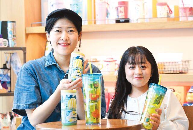 제5회 스타벅스 그림 공모전에서 대상을 수상한 정안나(오른쪽) 작가와 금상을 받은 안소현 작가가 지난 15일 자신들의 작품으로 만들어진 텀블러를 들고 포즈를 취하고 있다. 김지훈 기자