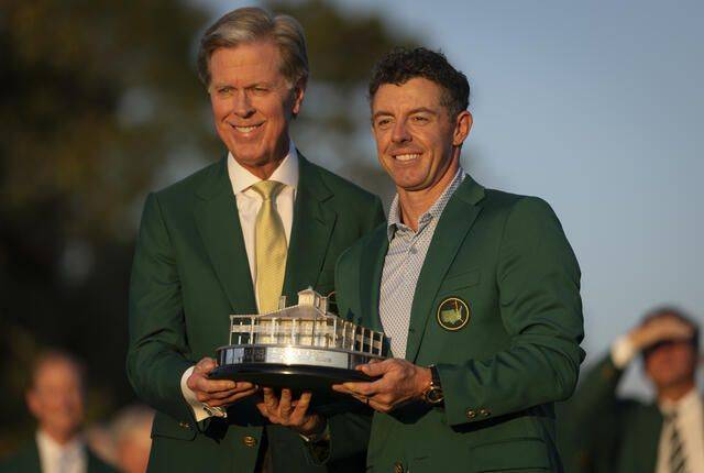 12일(현지시간) 미국 조지아주 오거스타의 오거스타 내셔널GC에서 끝난 마스터스 토너먼트에서 대회 2연패에 성공한 로리 매킬로이가 오거스타 내셔널GC 프레드 리들리 회장(왼쪽)과 포즈를 취하고 있다. ANGC