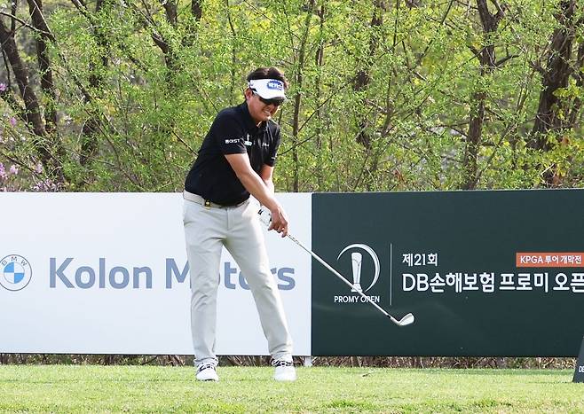 17일 열린 DB손해보험 프로미 오픈 2라운드에서 앞서 허리 통증으로 기권한 박상현. 그는 1라운드 때도 허리 통증으로 자신의 스윙을 제대로 하지 못했다. KPGA