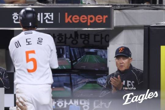 한화 이글스 김경문 감독(오른쪽). / 사진=연합뉴스