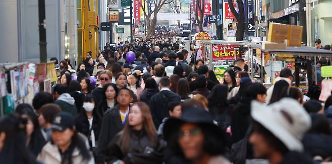 서울 중구 명동거리가 외국인 관관객으로 북적이고 있다. [연합뉴스]