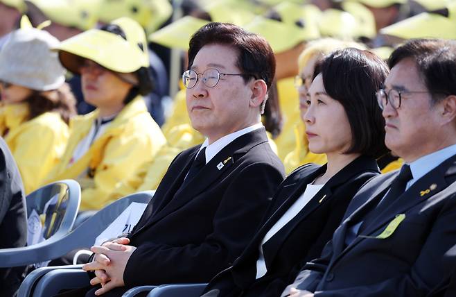 이재명 대통령과 김혜경 여사가 16일 경기 안산시 단원구 화랑유원지에서 열린 세월호 참사 12주기 기억식에 참석하고 있다./2026.4.16. 청와대사진기자단세월호 참사 12주기 기억식