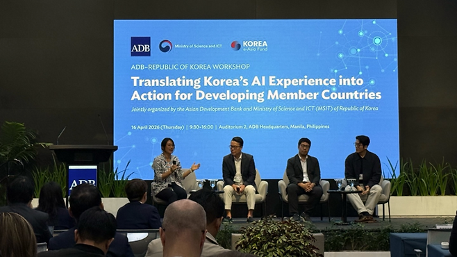 KOSA가 운영하는 풀스택 AI 컨소시엄이 지난 16일 필리핀 마닐라 아시아개발은행(ADB) 본부에서 열린 한·ADB 공동 워크숍에서 한국형 풀스택 AI 모델을 발표했다. 이날 현장에 참석한 김민성 업스테이지 클라우드 GTM 리드(오른쪽부터), 강지훈 퓨리오사AI 최고연구책임자, 이수형 메가존클라우드 최고기술책임자 모습. <사진=KOSA>