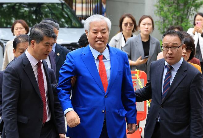 서울서부지법 난동 사태 배후로 지목돼 구속기소 뒤 보석으로 풀려난 전광훈 사랑제일교회 목사가 17일 서울 마포구 서울서부지법에서 열린 재판에 출석하고 있다. [연합뉴스]