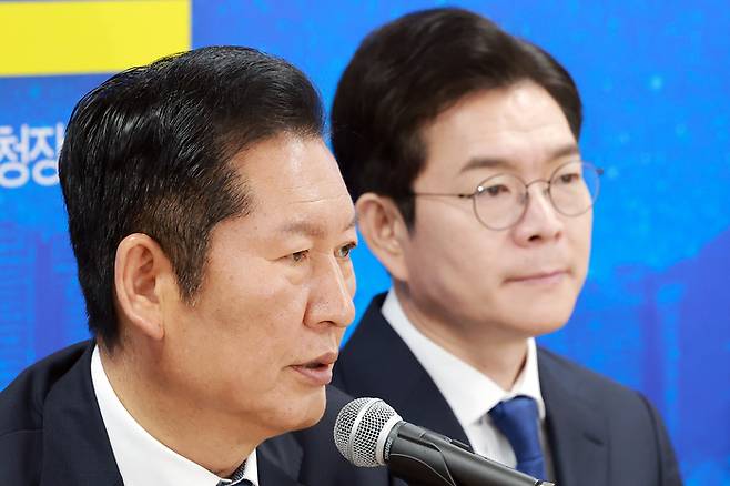 정청래 더불어민주당 대표가 17일 서울 용산구 민주당 강태웅 용산구청장 후보 선거사무소에서 열린 현장 최고위원회의에 참석해 발언하고 있다. 오른쪽은 민주당 정원오 서울시장 후보. [연합뉴스]