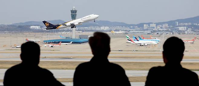 항공유 가격 급등으로 인해 전 세계 항공사에 비상이 걸린 가운데 17일 시민들이 인천국제공항에서 항공기 이착륙 모습을 지켜보고 있다. 뉴스1