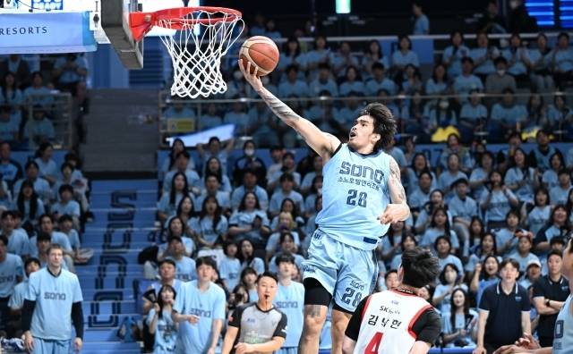 SK가 소노를 6강 상대로 선택한 것에 대해선 아쉬움을 드러낸 켐바오였다. 그는 “젊은 선수들이 얻은 기회였으나 존중받지 못한 느낌을 받았다. 그들이 우리를 선택했다고 할 수 있지만 그저 경기에 집중하려고 노력했다”고 밝혔다. 사진=KBL 제공