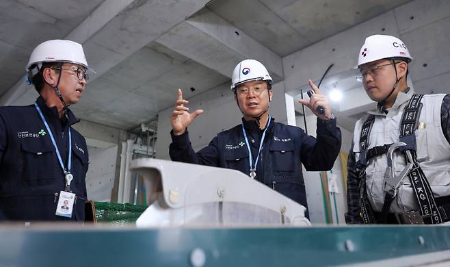 김영훈 고용노동부 장관(가운데)이 16일 서울 종로구 평창동의 한 갤러리 건설현장을 방문해 '안전한 일터 지킴이' 현장 점검을 하고 있다. /사진=뉴스1