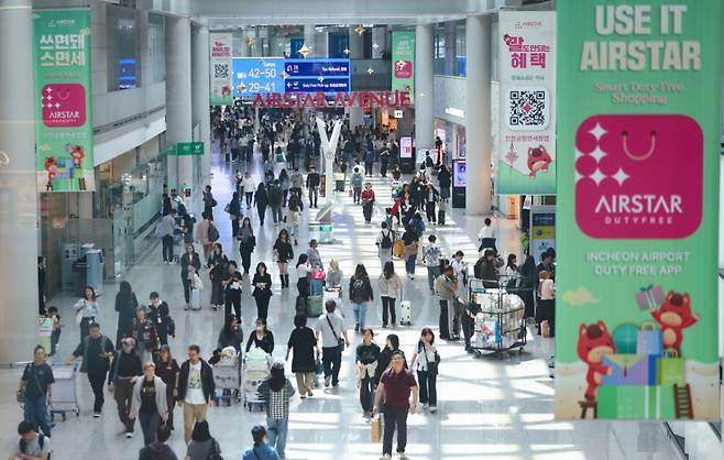 롯데면세점의 매장운영 개시를 하루 앞둔 16일 인천국제공항 1터미널 면세구역에서 승객들이 이동하고 있다.   /인천국제공항=뉴시스