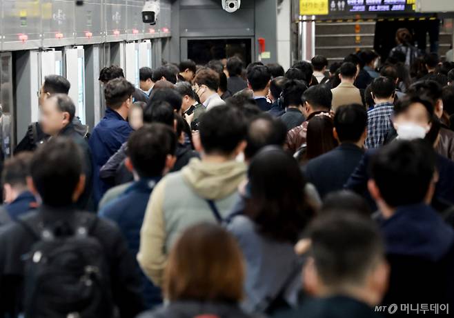 (서울=뉴스1) 이호윤 기자 = 기름값 부담과 차량 5부제의 영향으로 서울 대중교통 이용 시민들이 급격하게 늘어난 7일 서울 종로구 광화문역이 출근길 시민들로 붐비고 있다. 2026.4.7/뉴스1  Copyright (C) 뉴스1. All rights reserved. 무단 전재 및 재배포,  AI학습 이용 금지. /사진=(서울=뉴스1) 이호윤 기자